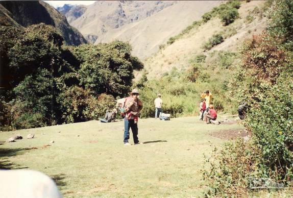 O Marcelo chega a Yuncachimpa, a 3.200 metros de altitude, no nosso primeiro dia de caminhada na trilha inca para Machu Picchu, no Peru (foto de Julho de 1990)
